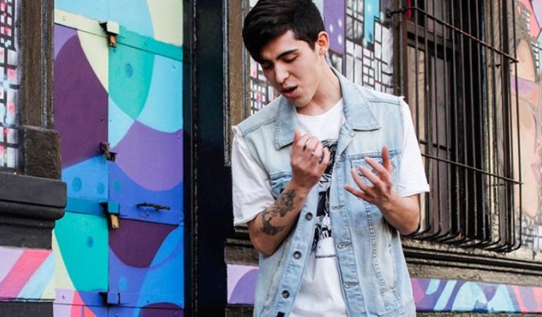 Trabaja en Uber para pagar sus canciones y vídeo clips